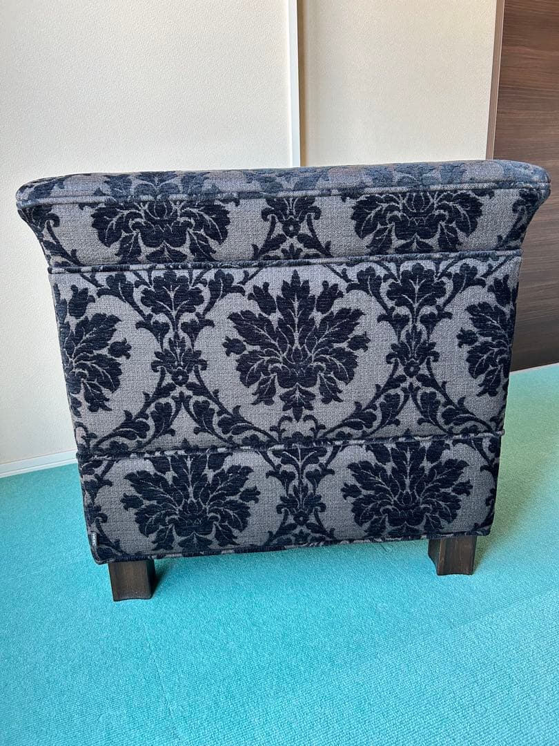 AIDEC ブラウンと黒の花柄アームチェア一人掛け用