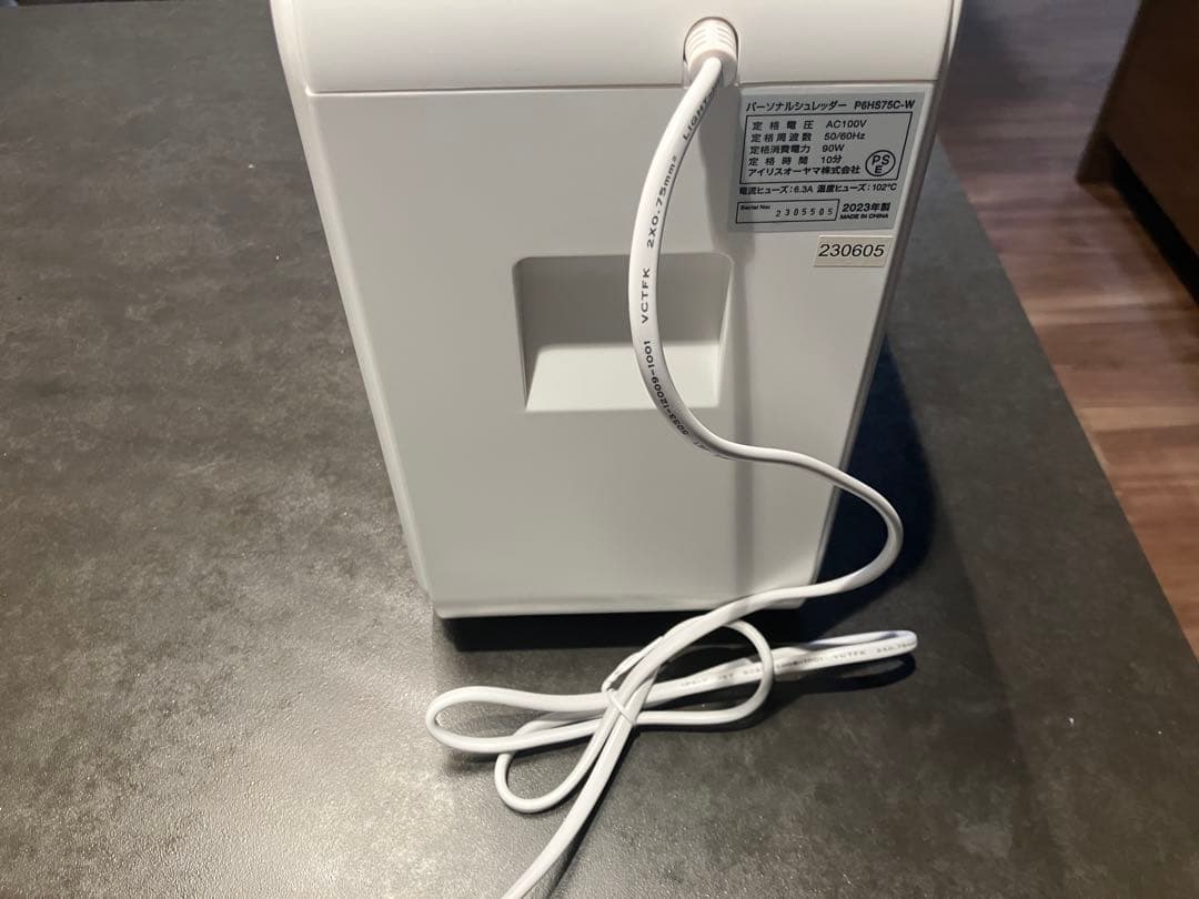 【ほぼ未使用品】アイリスオーヤマ シュレッダー超静音　P6HS75C-W