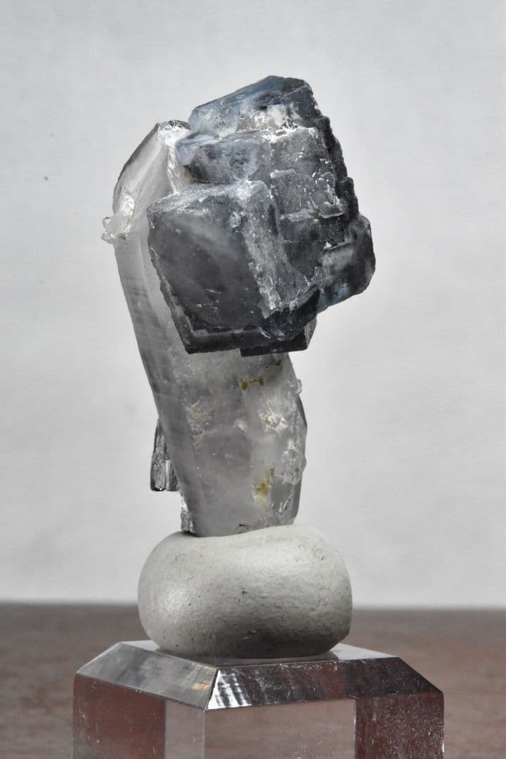 中国湖南省・揺崗仙(ヤオガンシャン)産 水晶フローライトエジリン共生