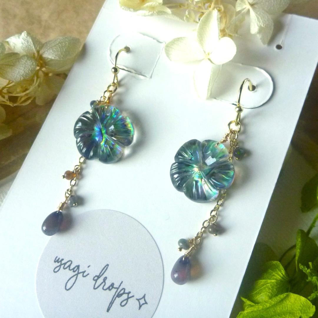 14kgf/アバロンシェル×クリスタルとブラックオパールのトロピカルな花ピアス