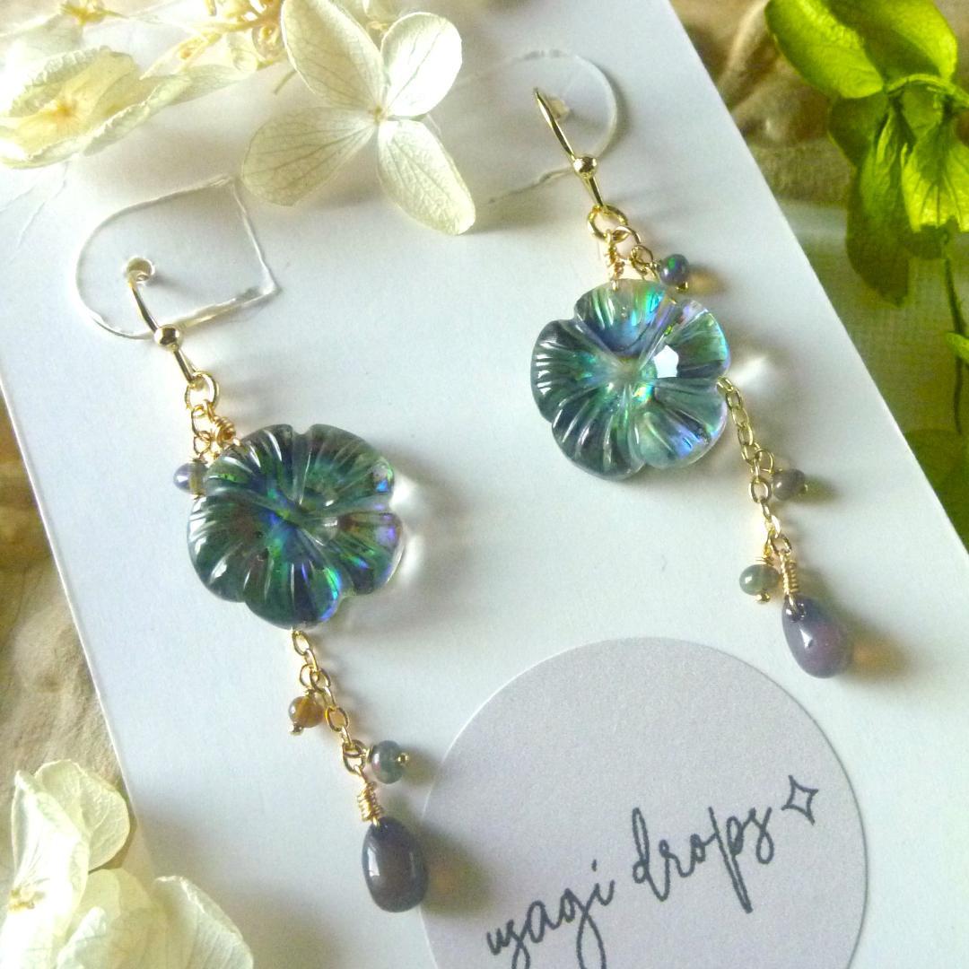 14kgf/アバロンシェル×クリスタルとブラックオパールのトロピカルな花ピアス