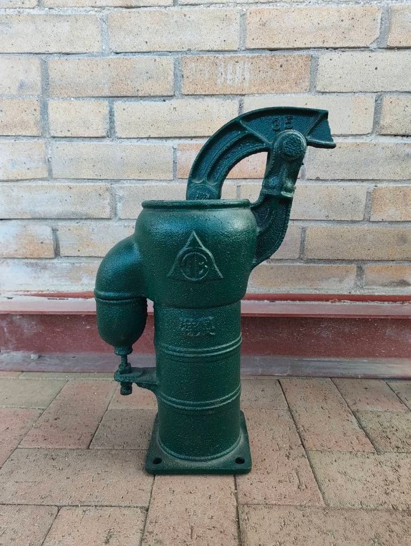 ガーデニングオブジェ　ダークグリーン鋳鉄ハンドポンプ　アンティーク