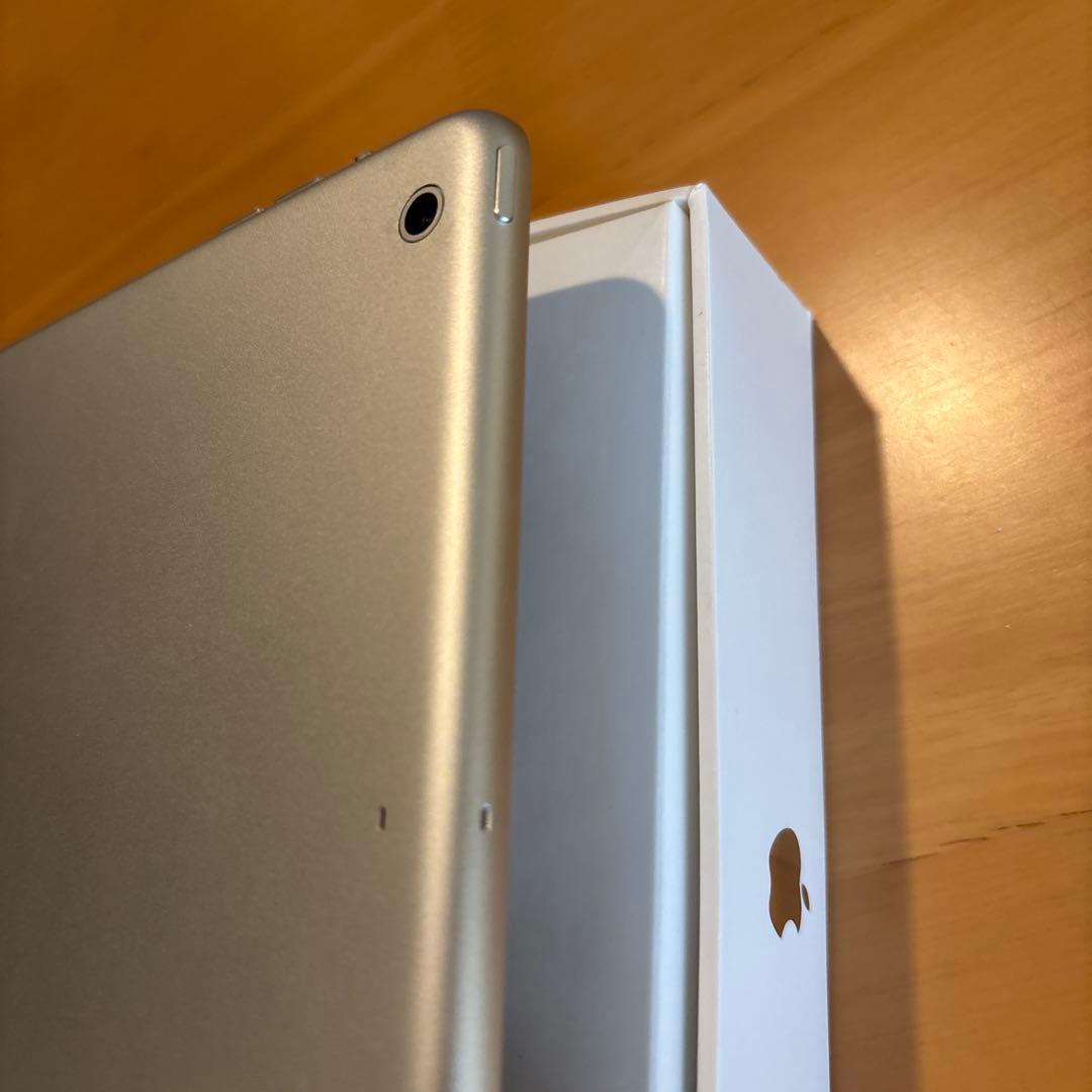 Apple iPad Air 本体　Wi-Fiモデル　16GB