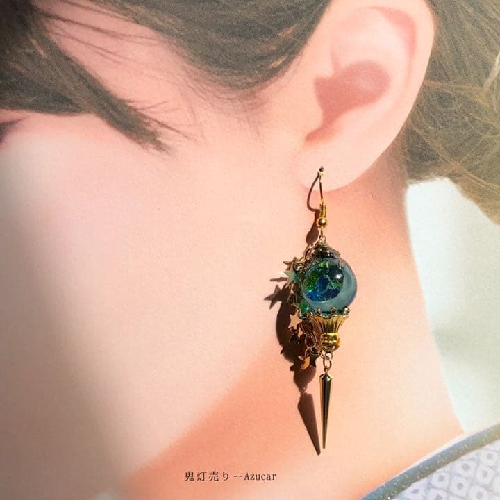 魔法使いの星屑と蓄光三日月ランタンとスカイブルーペンデュラムのピアス
