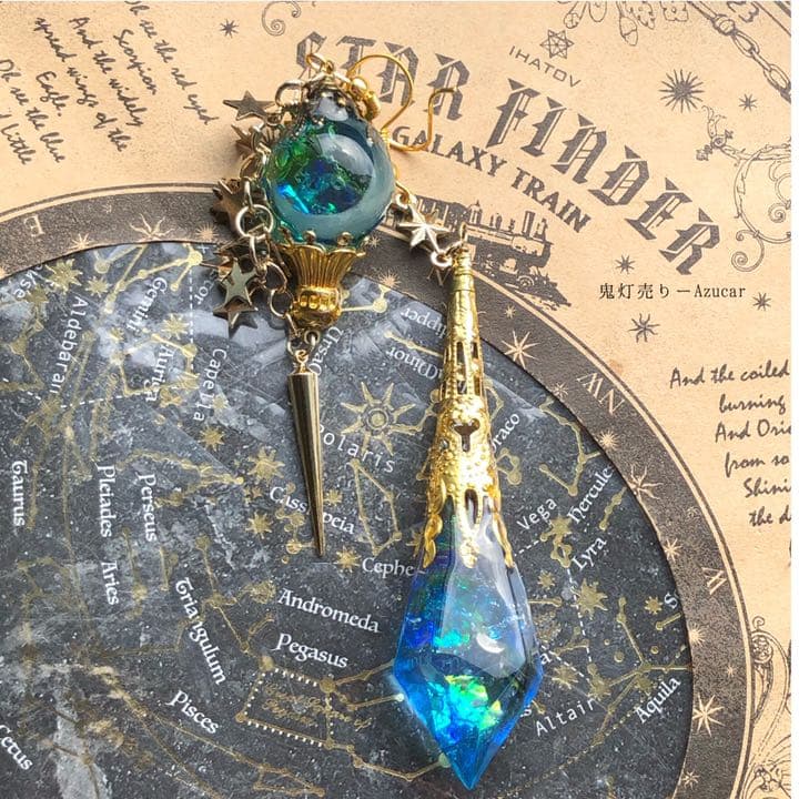 魔法使いの星屑と蓄光三日月ランタンとスカイブルーペンデュラムのピアス