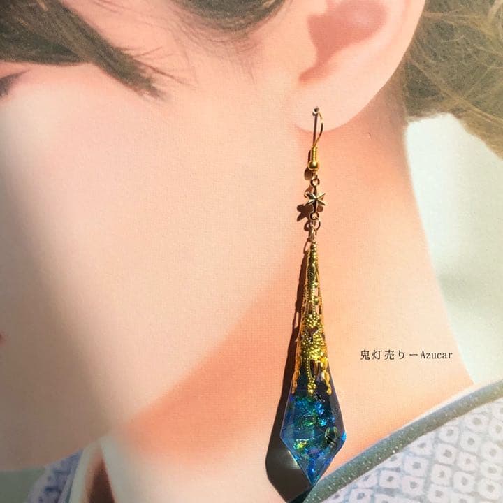 魔法使いの星屑と蓄光三日月ランタンとスカイブルーペンデュラムのピアス