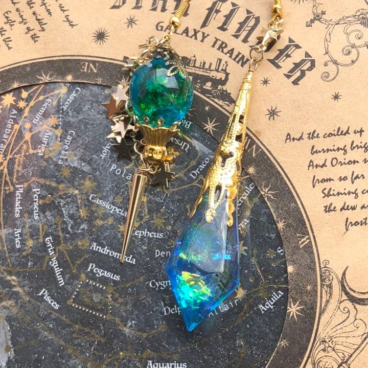 魔法使いの星屑と蓄光三日月ランタンとスカイブルーペンデュラムのピアス