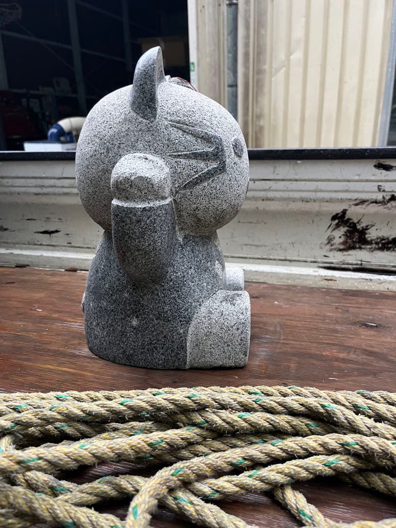 中古品　石像　キティーちゃん　置物　オブジェ　御影石