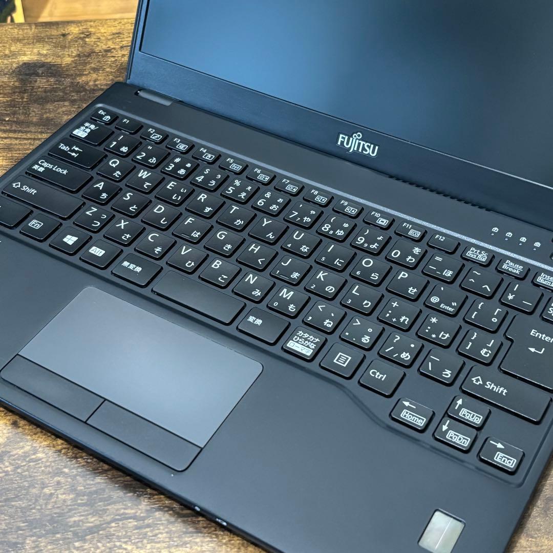 富士通 LIFEBOOK ノートPC 軽量薄型