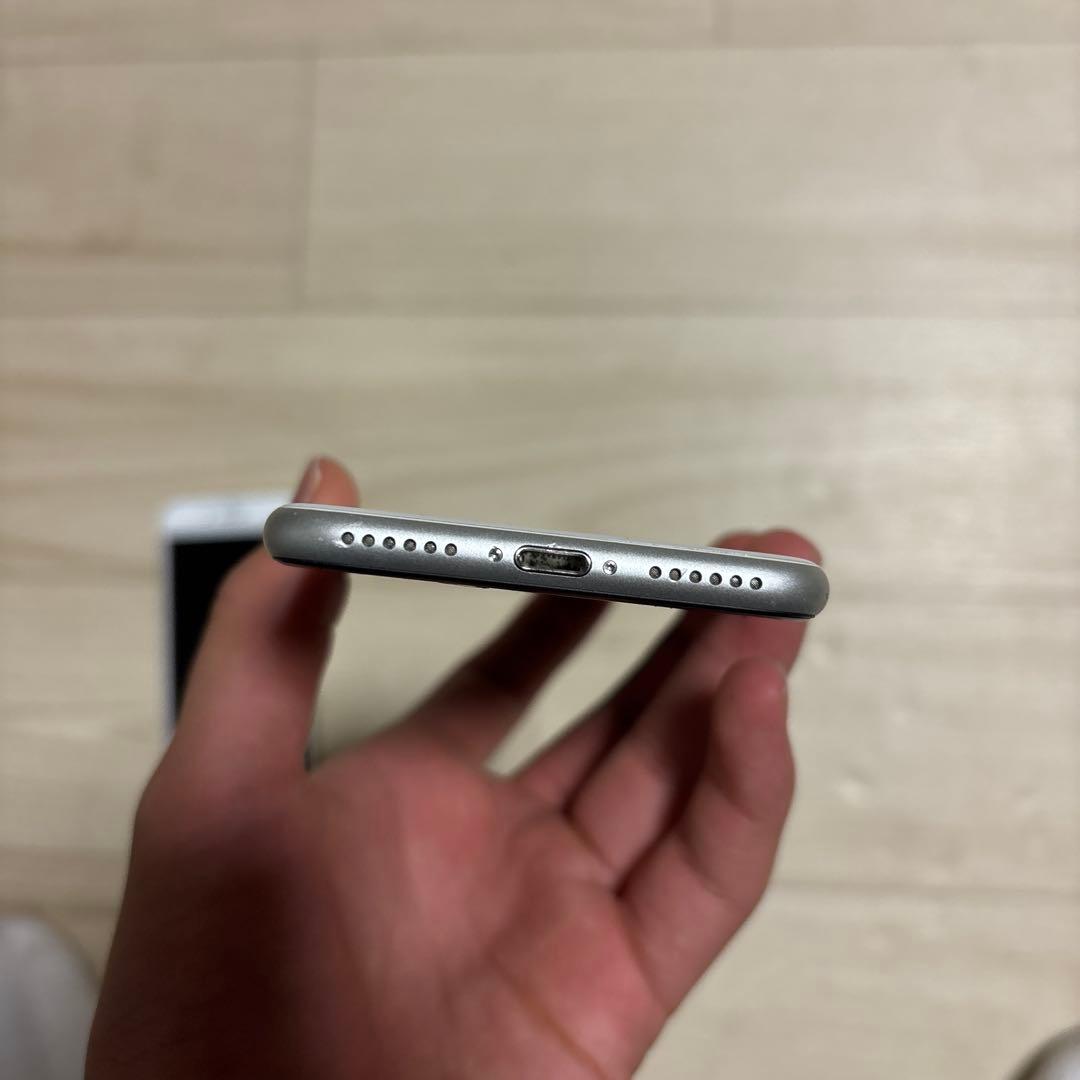 iPhone 8 ゴールド、iPhoneSE2ホワイト