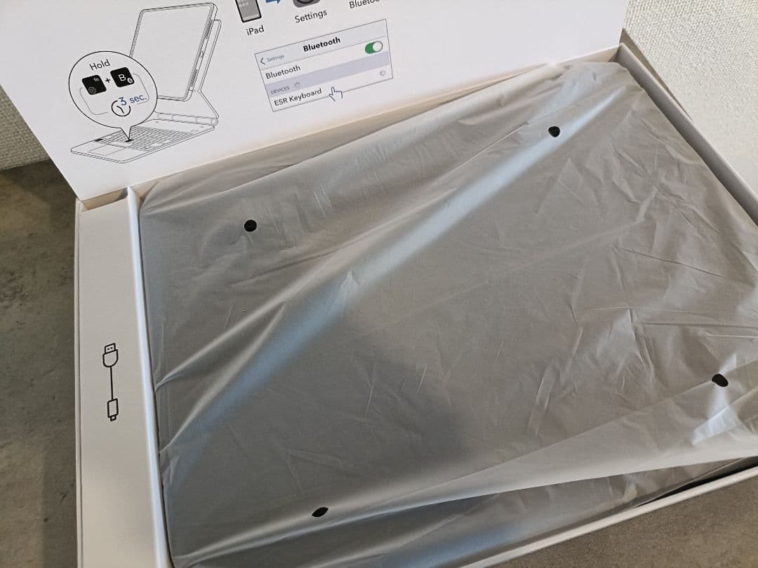 【極美品】ESR 最新iPad Pro 11インチ キーボード ケースM4 M5