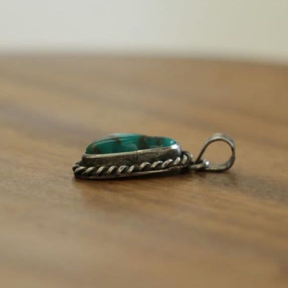 ハンドメイド アリゾナ産ターコイズペンダント　インディアンジュエリー風