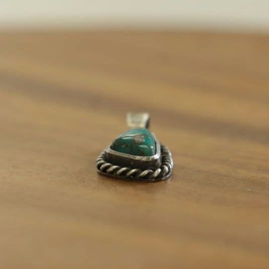 ハンドメイド アリゾナ産ターコイズペンダント　インディアンジュエリー風