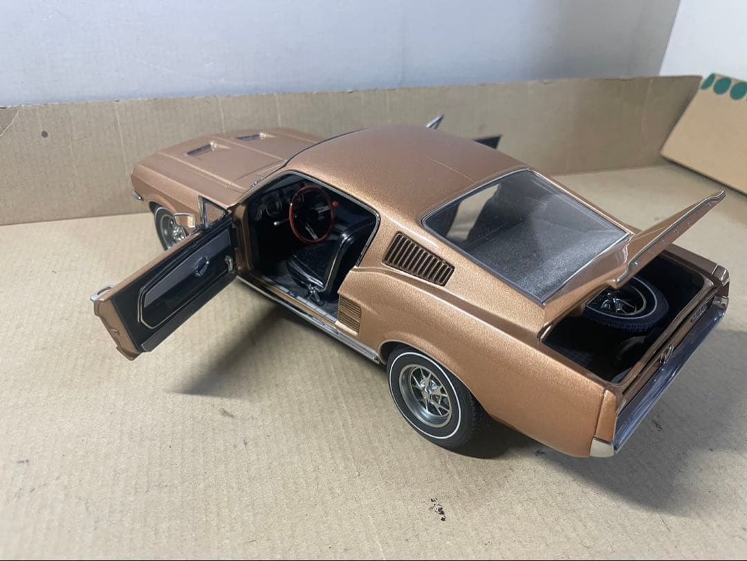 オートアート1/18 マスタング中古　難あり