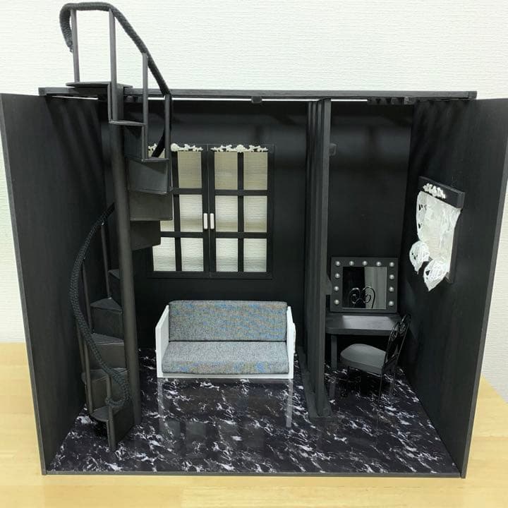ドールハウス　螺旋階段のあるブラックルーム