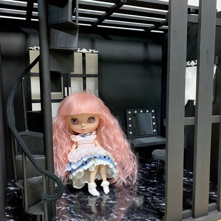 ドールハウス　螺旋階段のあるブラックルーム