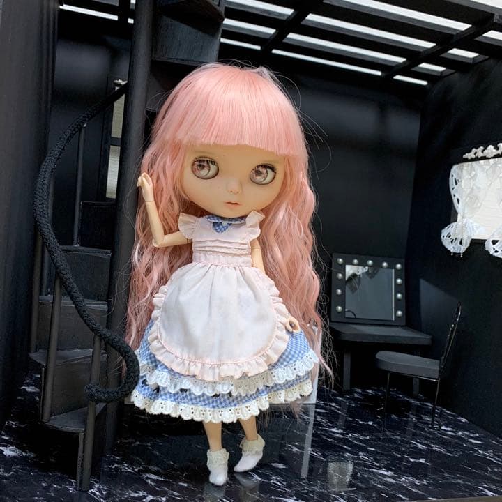 ドールハウス　螺旋階段のあるブラックルーム