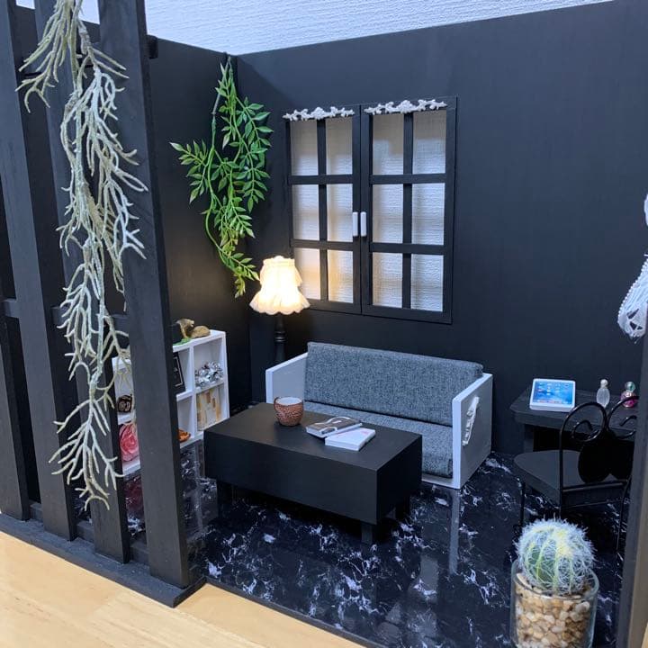 ドールハウス　螺旋階段のあるブラックルーム