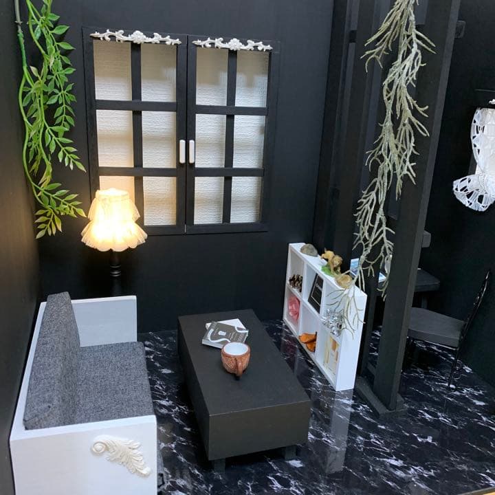 ドールハウス　螺旋階段のあるブラックルーム