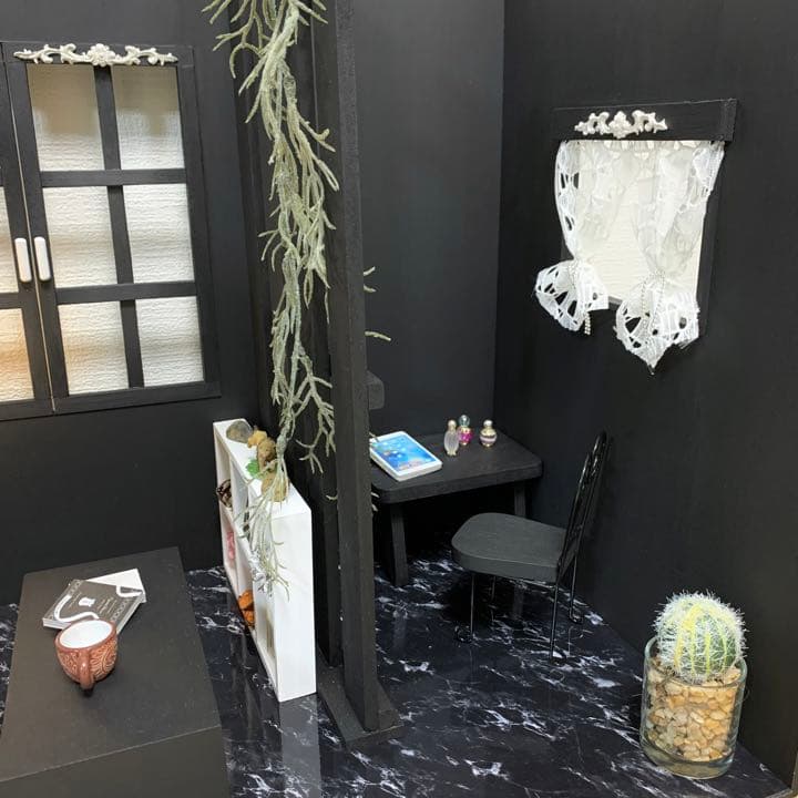 ドールハウス　螺旋階段のあるブラックルーム