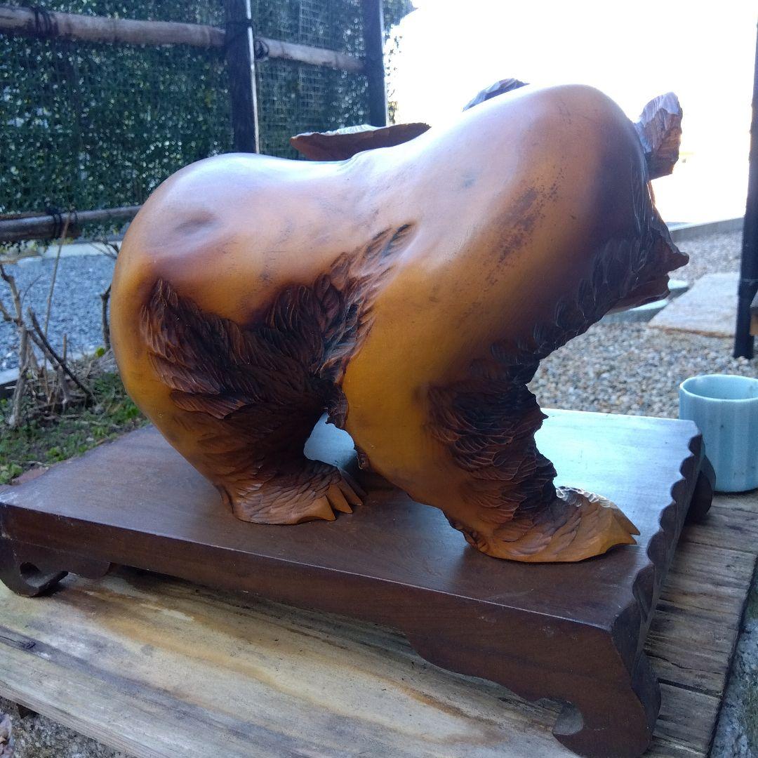 美品 クマと魚の大型木製彫刻 台付き