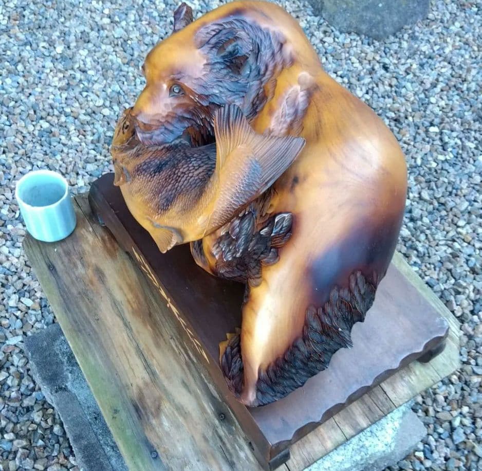 美品 クマと魚の大型木製彫刻 台付き