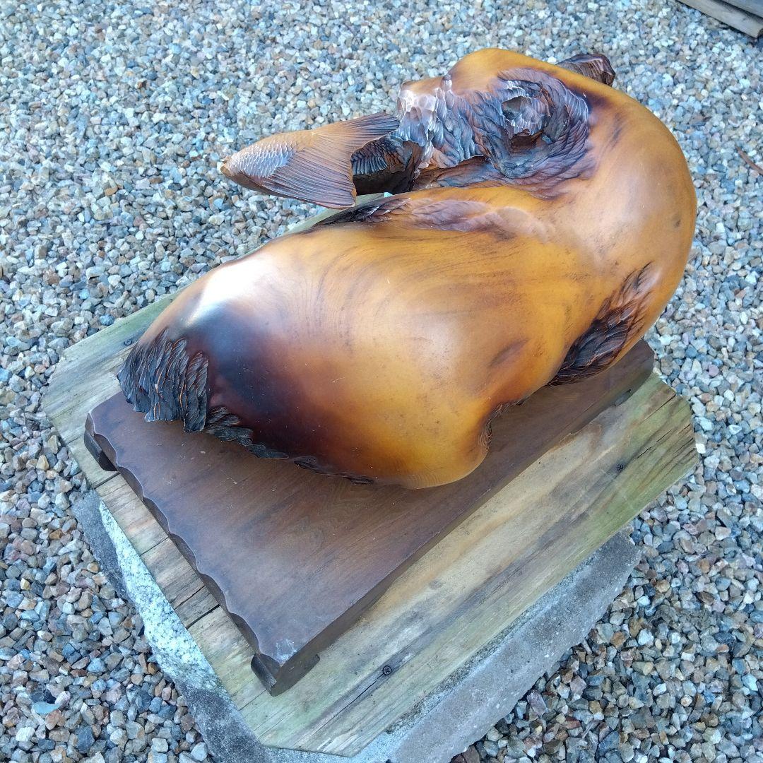 美品 クマと魚の大型木製彫刻 台付き