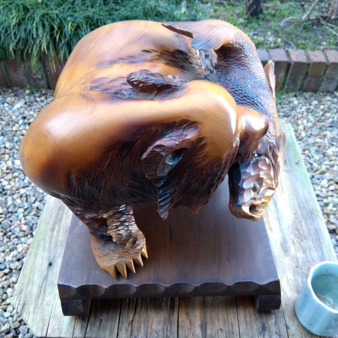 美品 クマと魚の大型木製彫刻 台付き