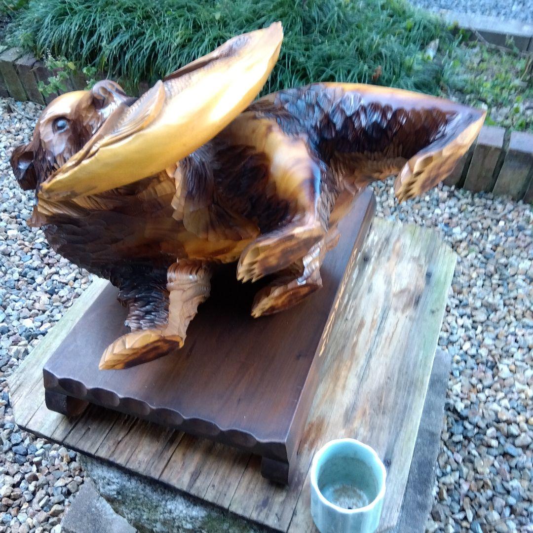 美品 クマと魚の大型木製彫刻 台付き