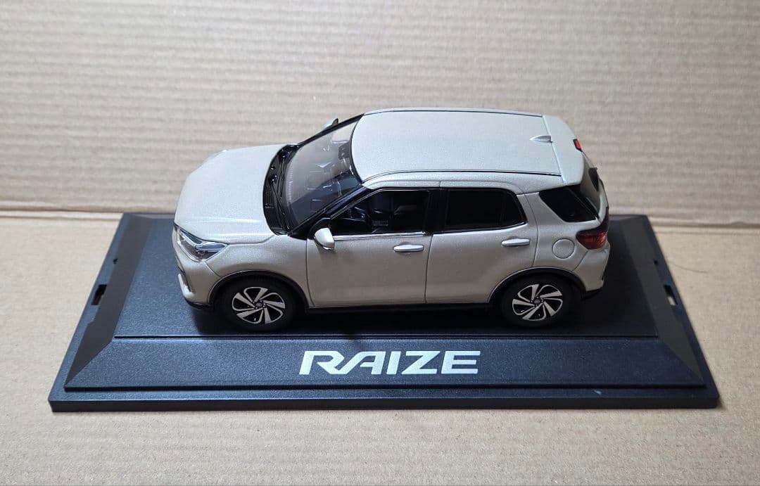 トヨタ ライズ カラーサンプル ナチュラルベージュマイカ メタリック