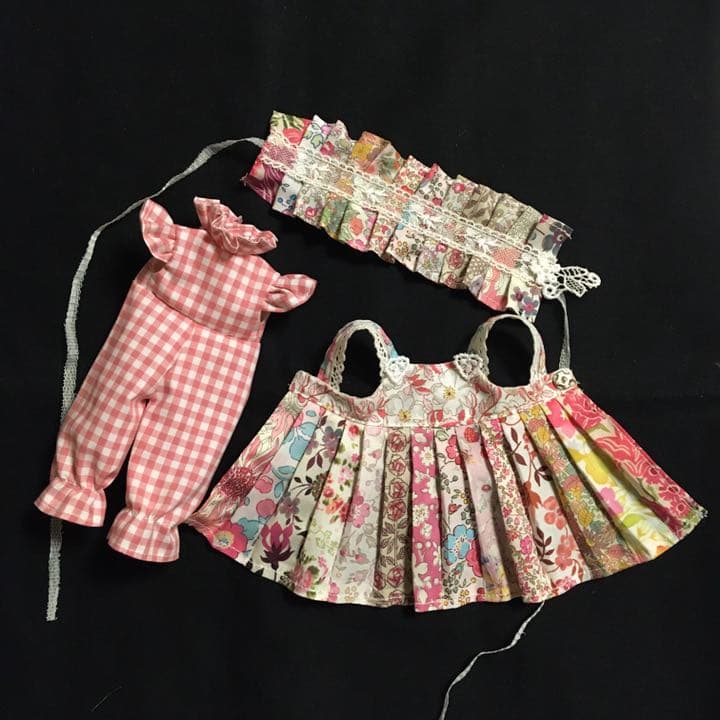 リバティプリーツエプロンワンピースセット　ピンク　リカちゃん　ブライス