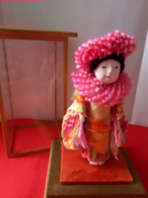 ガラスケース入り　歯のある小さい市松人形　絞りのお帽子　雛祭り　レトロ　日本人形