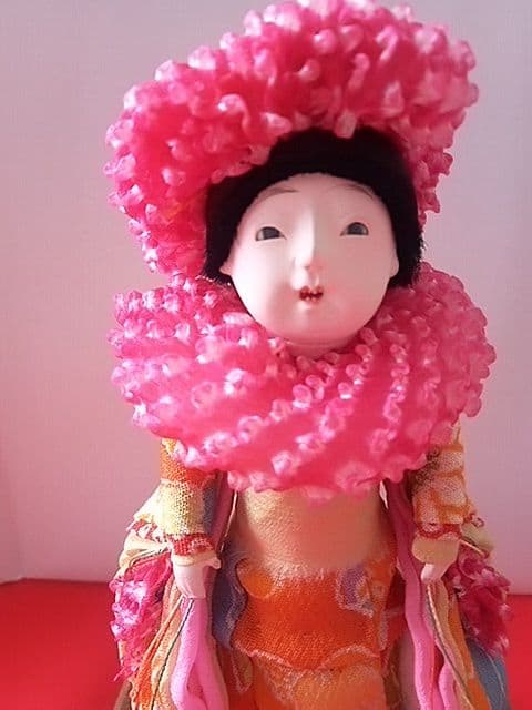 ガラスケース入り　歯のある小さい市松人形　絞りのお帽子　雛祭り　レトロ　日本人形