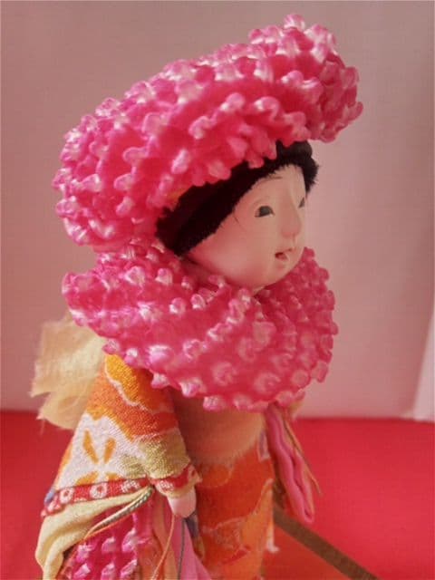 ガラスケース入り　歯のある小さい市松人形　絞りのお帽子　雛祭り　レトロ　日本人形