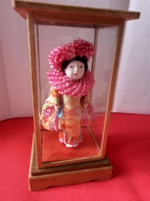 ガラスケース入り　歯のある小さい市松人形　絞りのお帽子　雛祭り　レトロ　日本人形
