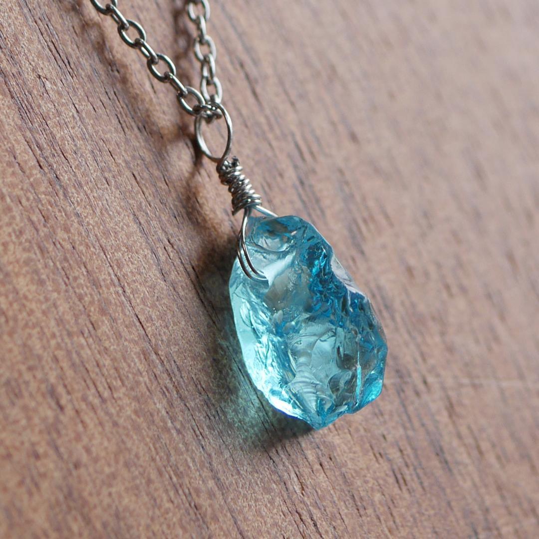 ワイヤー巻き☆アンダラクリスタル（パライバブルー）チェーン付