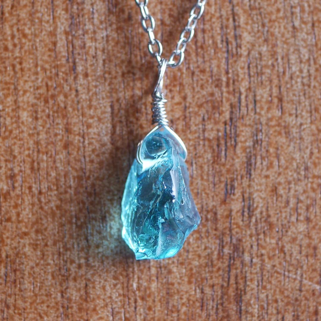 ワイヤー巻き☆アンダラクリスタル（パライバブルー）チェーン付