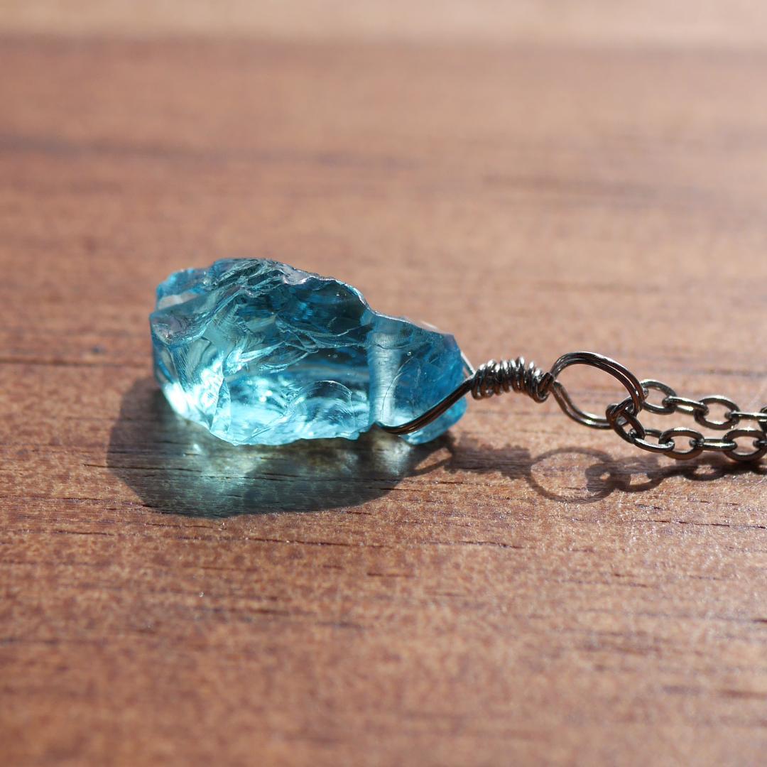 ワイヤー巻き☆アンダラクリスタル（パライバブルー）チェーン付