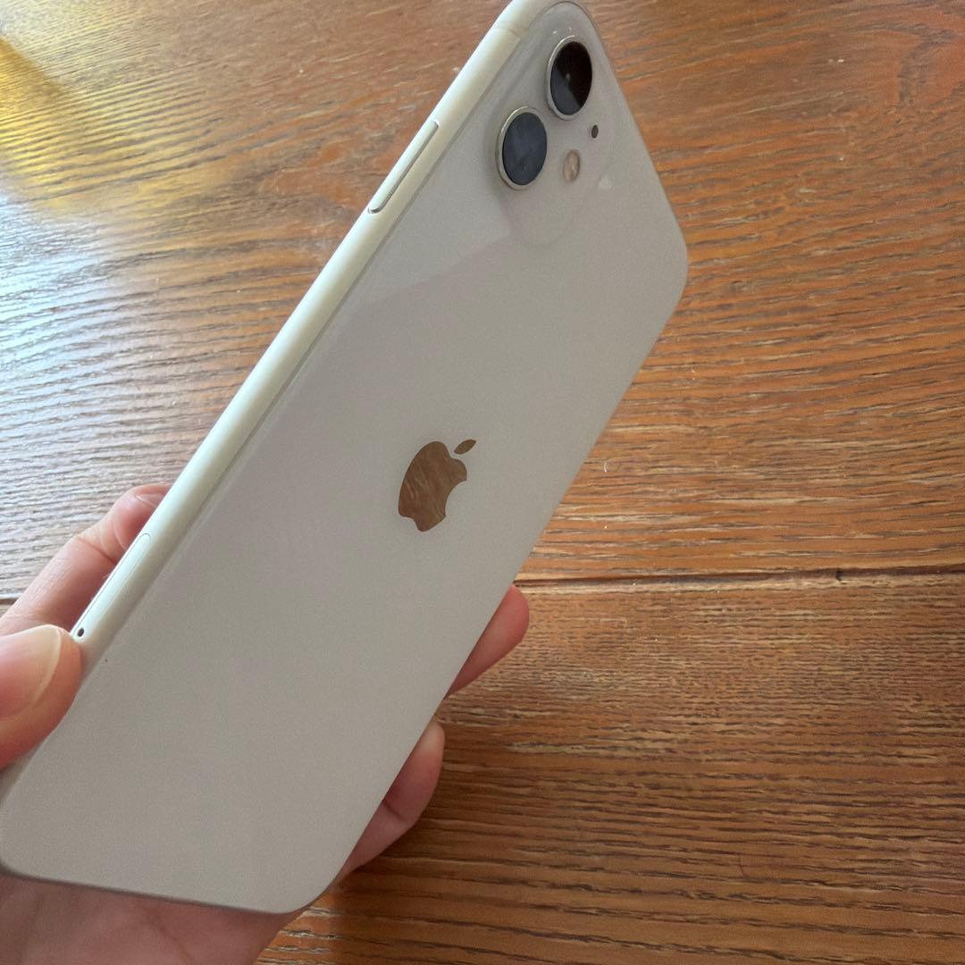 iPhone11 本体　ホワイト　ケース付き