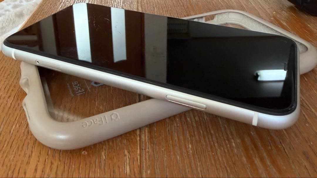 iPhone11 本体　ホワイト　ケース付き