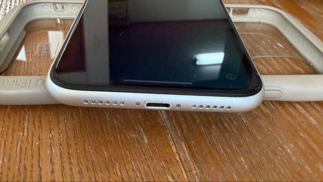 iPhone11 本体　ホワイト　ケース付き