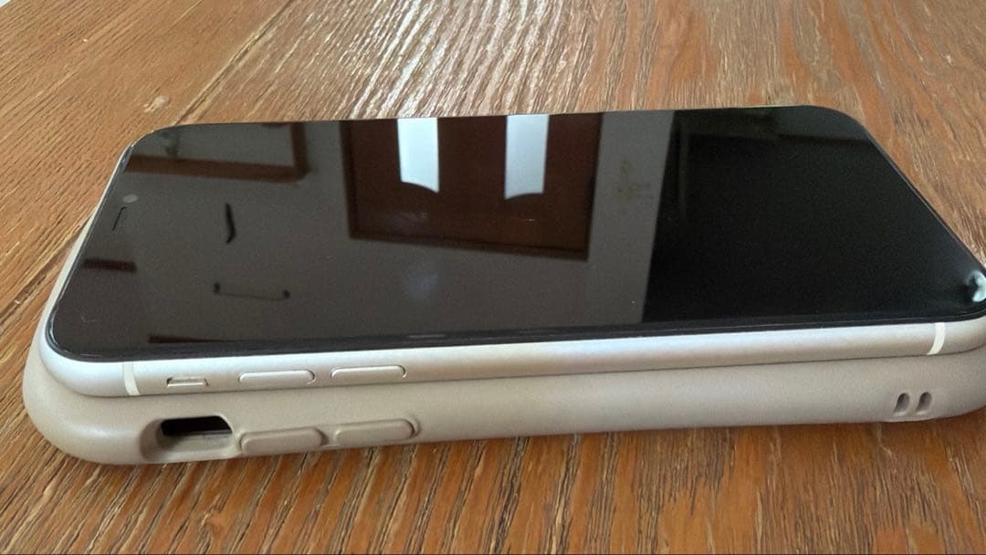 iPhone11 本体　ホワイト　ケース付き