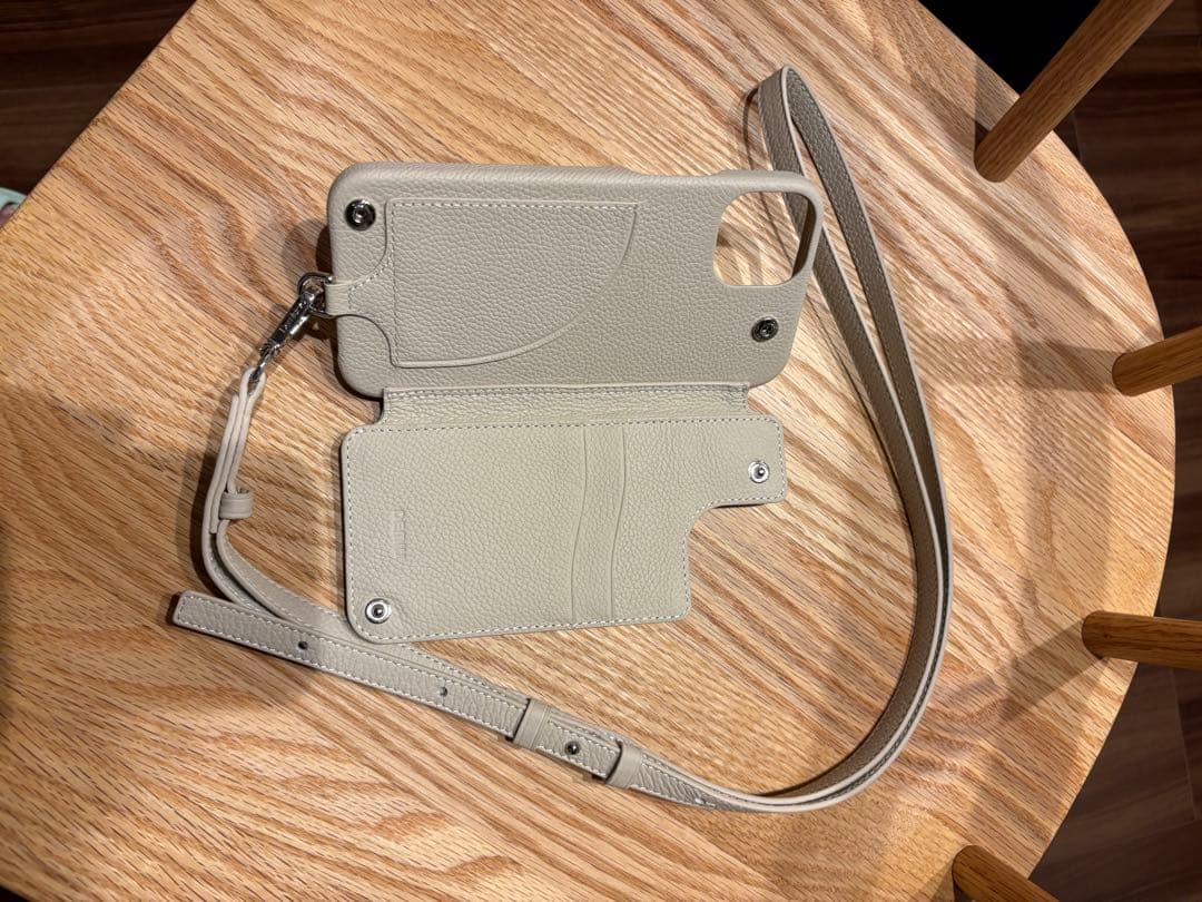 DEMIU ベージュ iPhone15Plusケース ストラップ付き