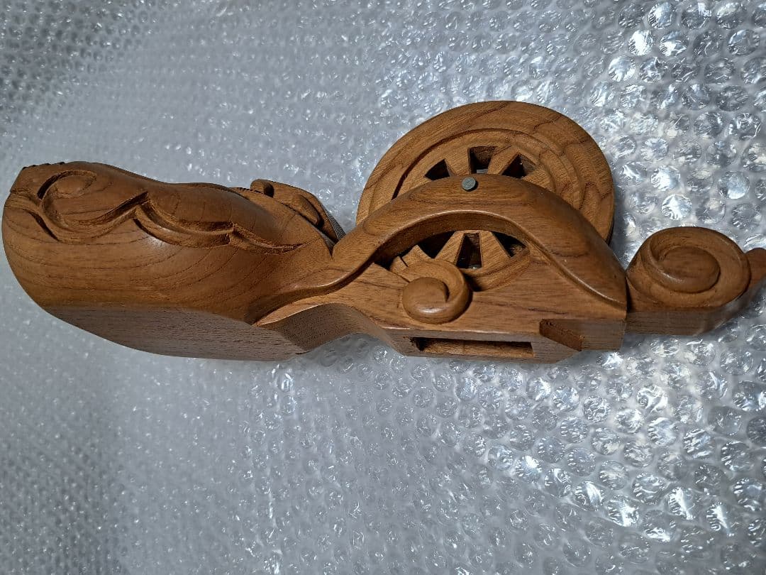 手彫り　墨壺(すみつぼ)　糸通し穴なし　欅(けやき) 鶴亀　全長310㎜　新品