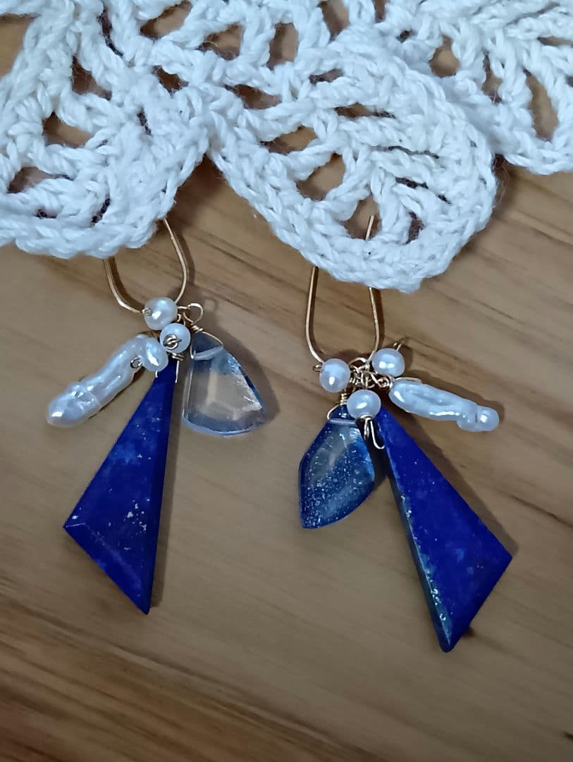 565/14kgfラピスラズリとブルーグリッタークォーツのチャーム