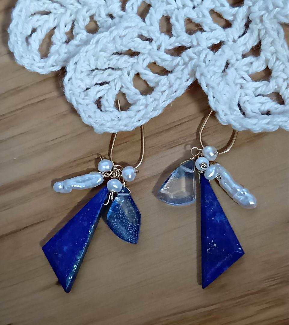 565/14kgfラピスラズリとブルーグリッタークォーツのチャーム