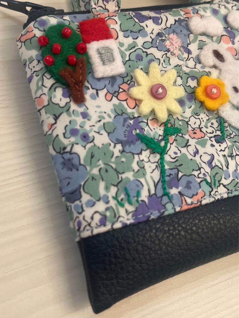 ビーズ刺繍のアップリケがかわいいリバティ生地フィービーミニバッグチャーム/デニム