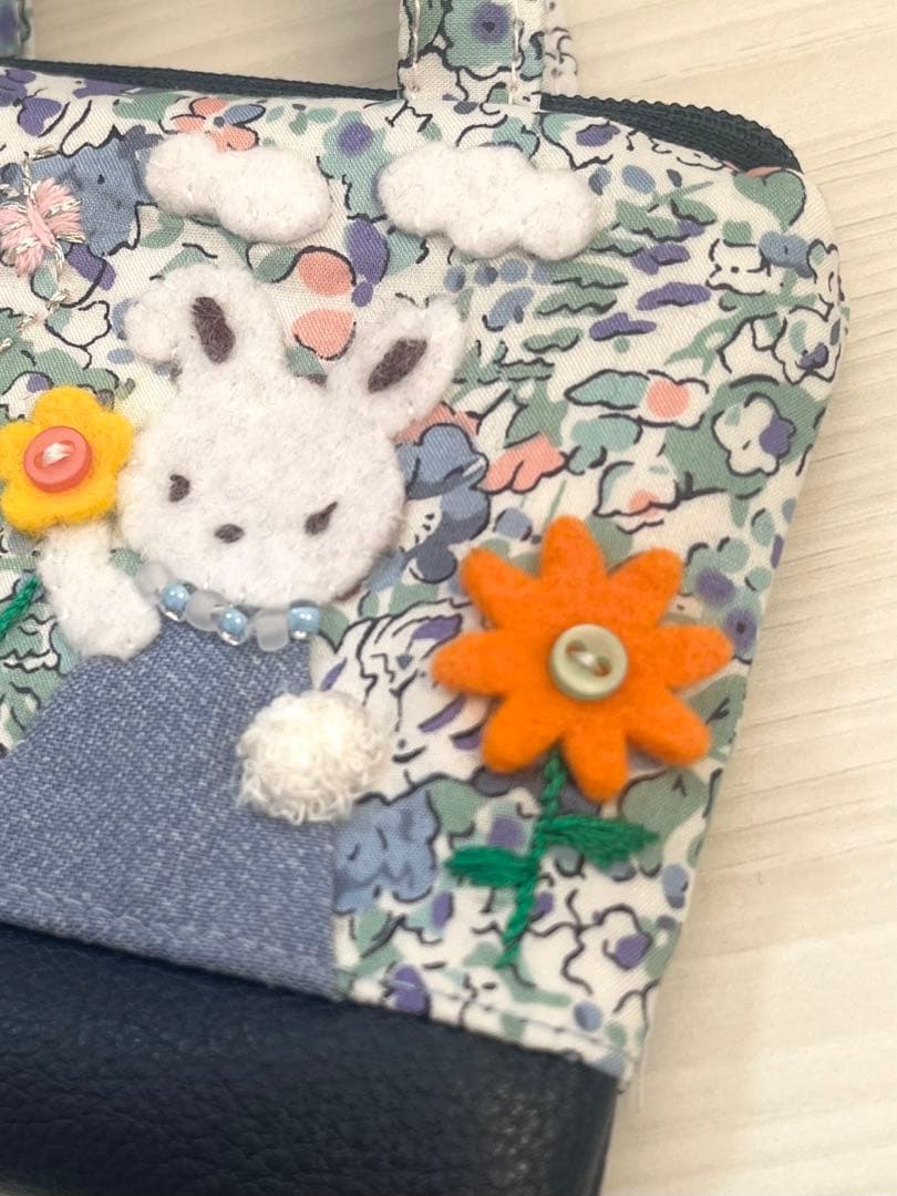 ビーズ刺繍のアップリケがかわいいリバティ生地フィービーミニバッグチャーム/デニム