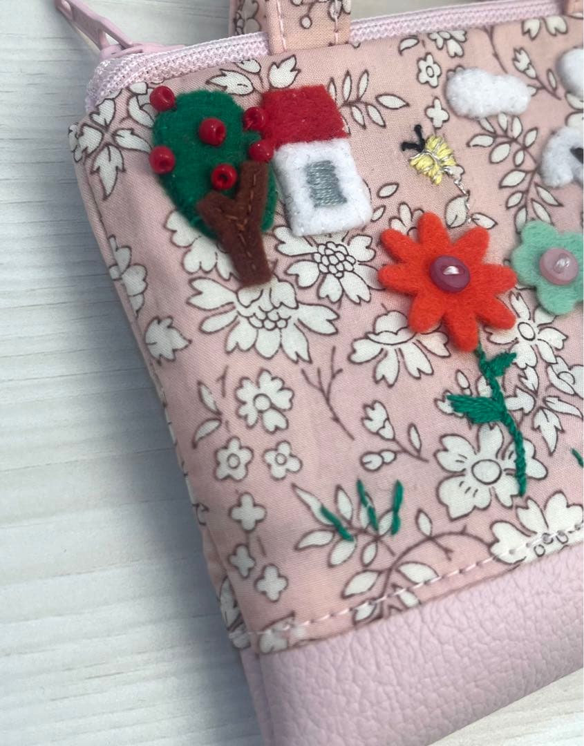 ビーズ刺繍のアップリケがかわいいリバティ生地フィービーミニバッグチャーム/デニム