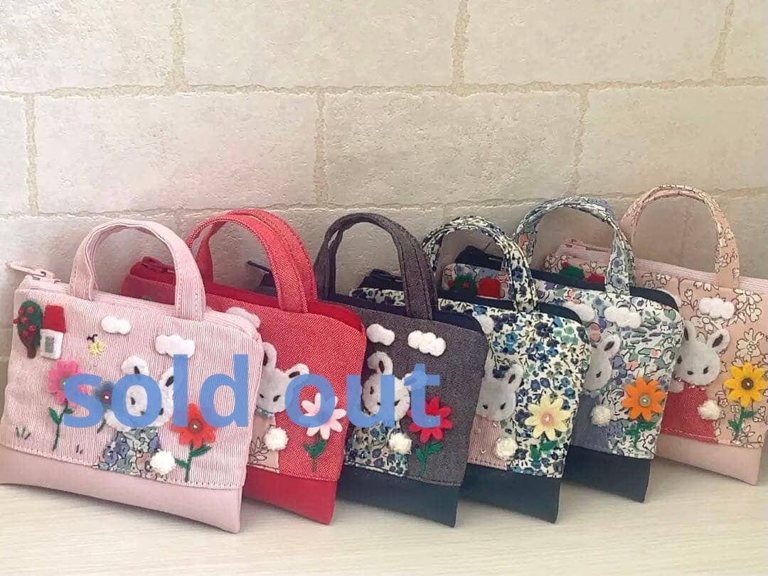 ビーズ刺繍のアップリケがかわいいリバティ生地フィービーミニバッグチャーム/デニム